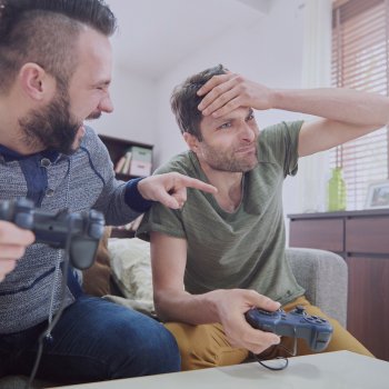 Люди играют в игры и выпивают